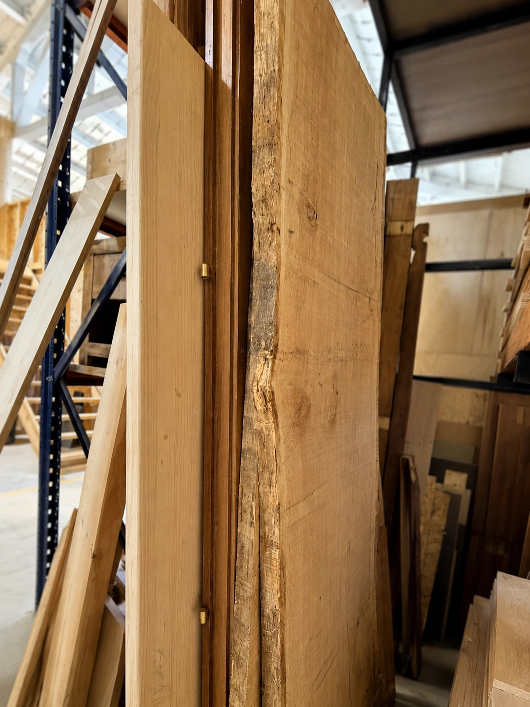 Tablones de roble seleccionados para fabricar la mesa