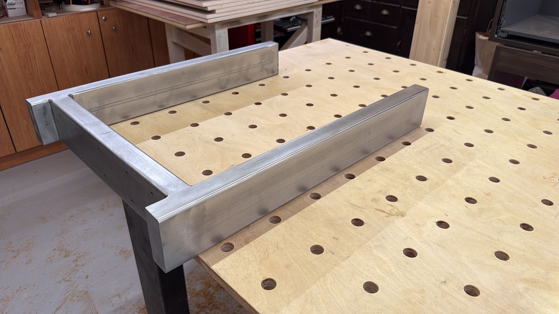 Estructura metálica de la mesa durante su fabricación