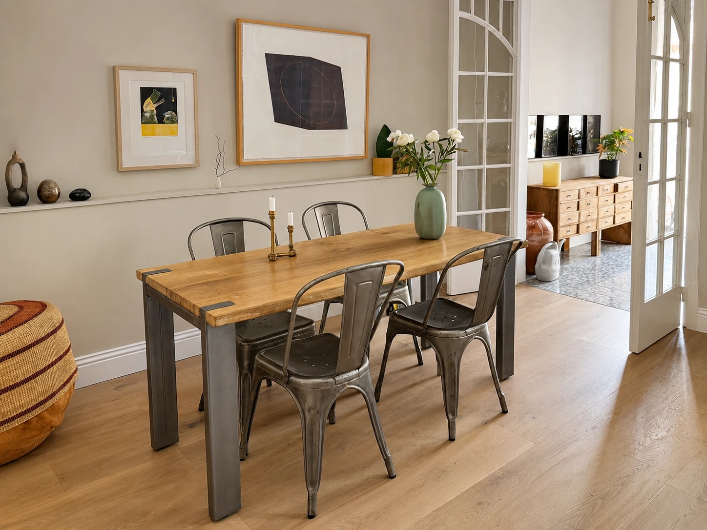 Mesa de comedor de roble y acero instalada en la vivienda