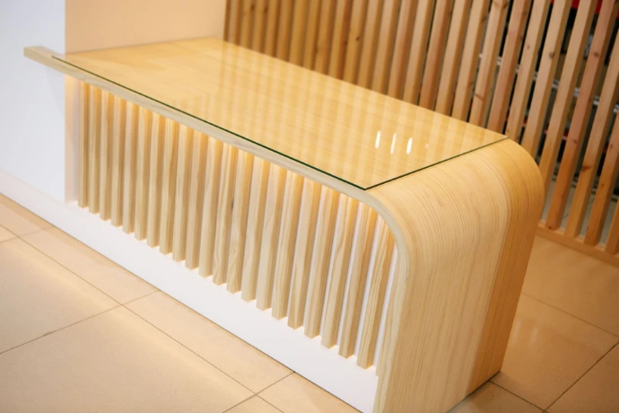 Mostrador lacado y estructura de madera