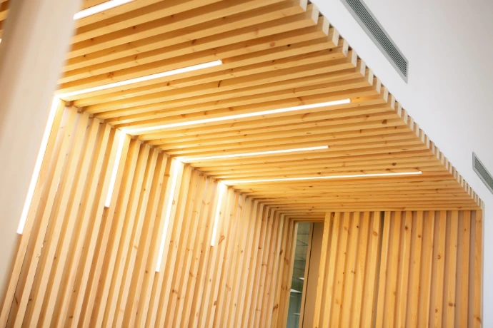 Iluminación integrada en la estructura de madera